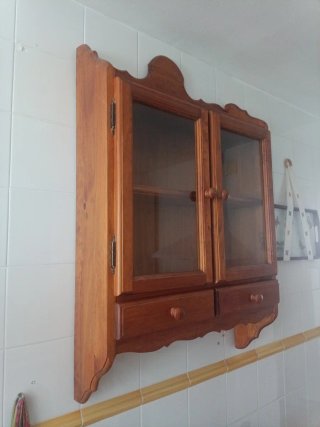 Vitrina de madera con puertas de cristal