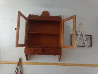 Vitrina de madera con puertas de cristal