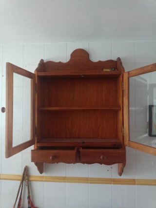 Vitrina de madera con puertas de cristal