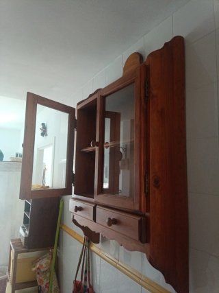 Vitrina de madera con puertas de cristal