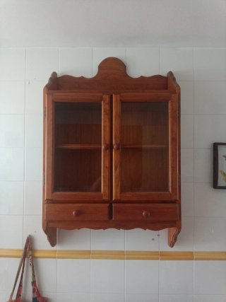 Vitrina de madera con puertas de cristal