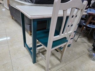 Escritorio y silla de madera
