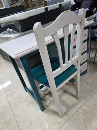 Escritorio y silla de madera