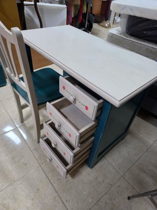 Escritorio y silla de madera