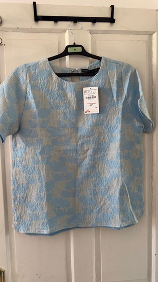 Camiseta Zara XL azul y plateada