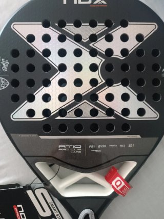 Pala de pádel NOX AT10 con funda