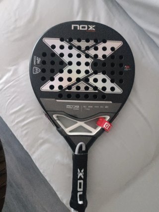 Pala de pádel NOX AT10 con funda