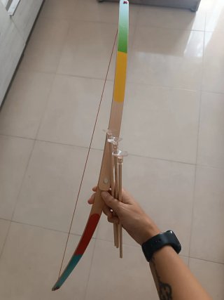 Arco de madera con flechas