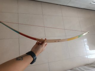 Arco de madera con flechas