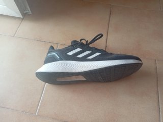 Zapatillas deportivas Adidas negras y blancas