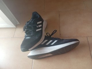 Zapatillas deportivas Adidas negras y blancas