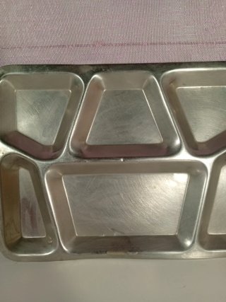 Bandeja metálica con compartimentos