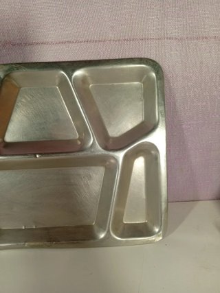 Bandeja metálica con compartimentos