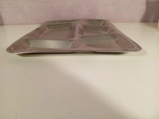 Bandeja metálica con compartimentos