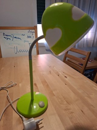 Lámpara infantil IKEA verde