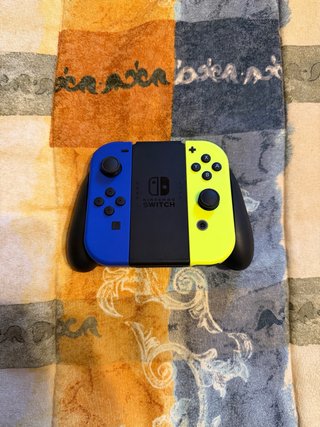 Joy-Con Azul y Amarillo + Soporte
