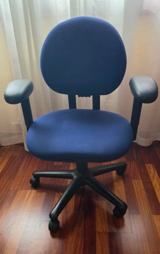 Silla de oficina azul y negra