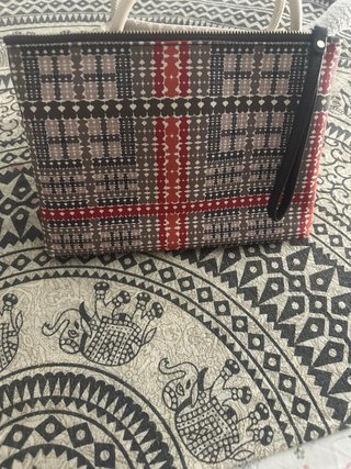 Bolso de mano con estampado en buen esrado