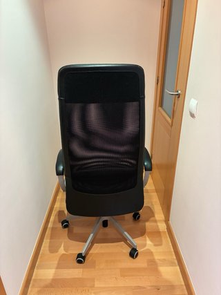 Silla de oficina ergonómica negra con ruedas