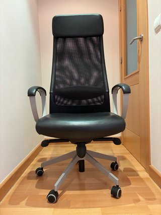 Silla de oficina ergonómica negra con ruedas