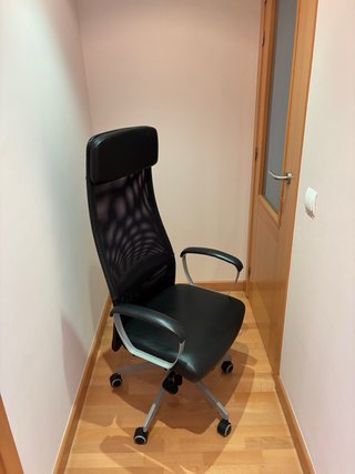 Silla de oficina ergonómica negra con ruedas