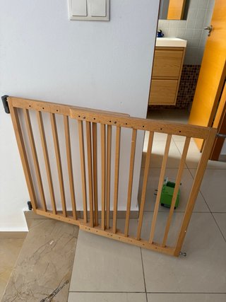Dos barreras de seguridad para escaleras de bebé
