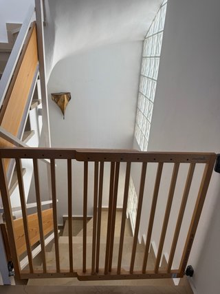 Dos barreras de seguridad para escaleras de bebé