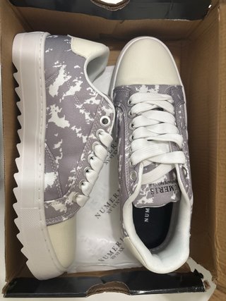 Zapatillas Numeris grises y blancas