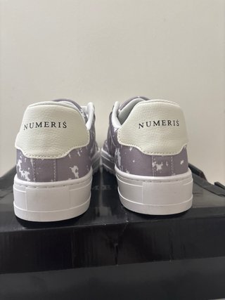 Zapatillas Numeris grises y blancas