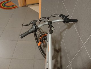 Bicicleta infantil plateada con horquilla naranja