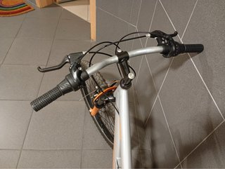 Bicicleta infantil plateada con horquilla naranja