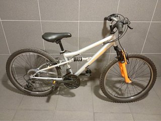 Bicicleta infantil plateada con horquilla naranja