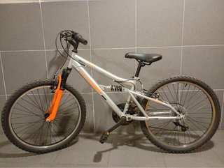 Bicicleta infantil plateada con horquilla naranja