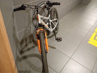 Bicicleta infantil plateada con horquilla naranja