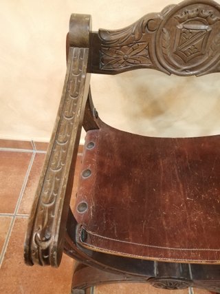 Sillón antiguo estilo romano
