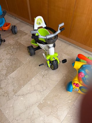 Triciclo infantil verde y blanco
