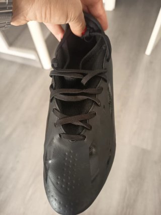 Botas de fútbol negras