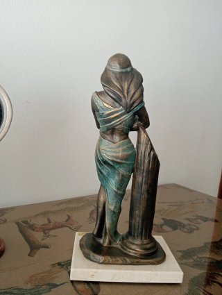 Escultura mujer clásica con columna
