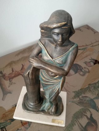 Escultura mujer clásica con columna