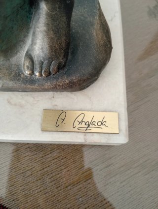 Escultura mujer clásica con columna