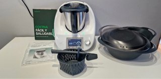 Thermomix TM5 con libro de cocina y accesorios