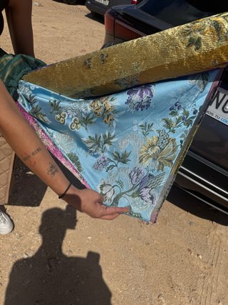 Tela de fallera azul y dorada sin estrenar