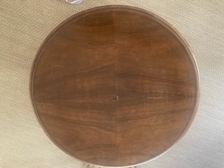 Mesita auxiliar clásica madera nogal