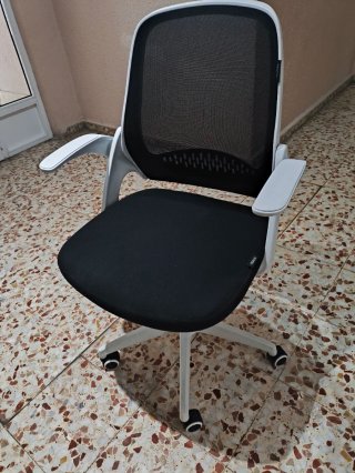 Silla de escritorio con reposa brazos abatibles