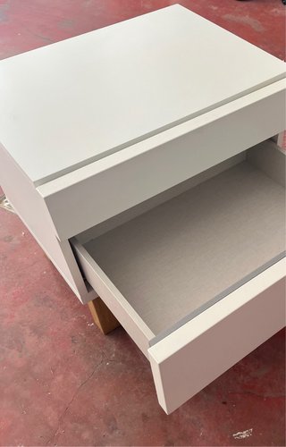 Mesita de noche blanca con patas de madera
