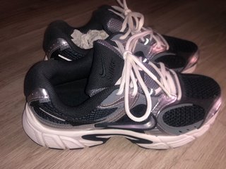 Zapatillas Nike Negras y Plateadas
