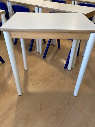 Mesa de madera clara de oficina, sillas antivuelco