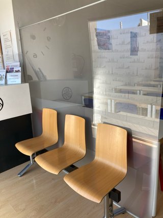 Mesa de madera clara de oficina, sillas antivuelco