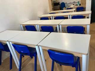 Mesa de madera clara de oficina, sillas antivuelco