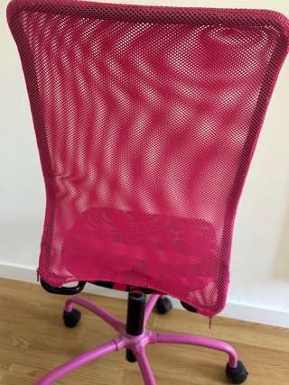 Silla de escritorio fucsia con diseño